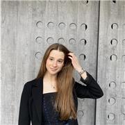 Estoy interesada en dar clases de inglés a niños. Soy estudiante de International Relations en la UEV. Estudié en EEUU un año